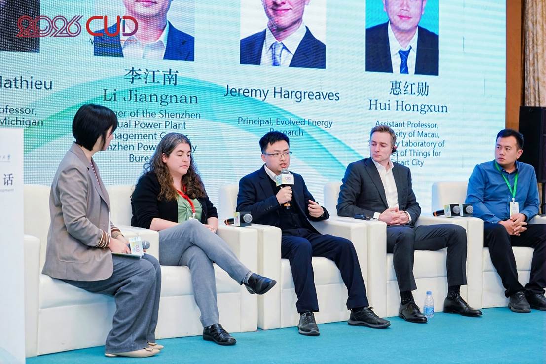 一群人在台上演讲 AI 生成的内容可能不正确。